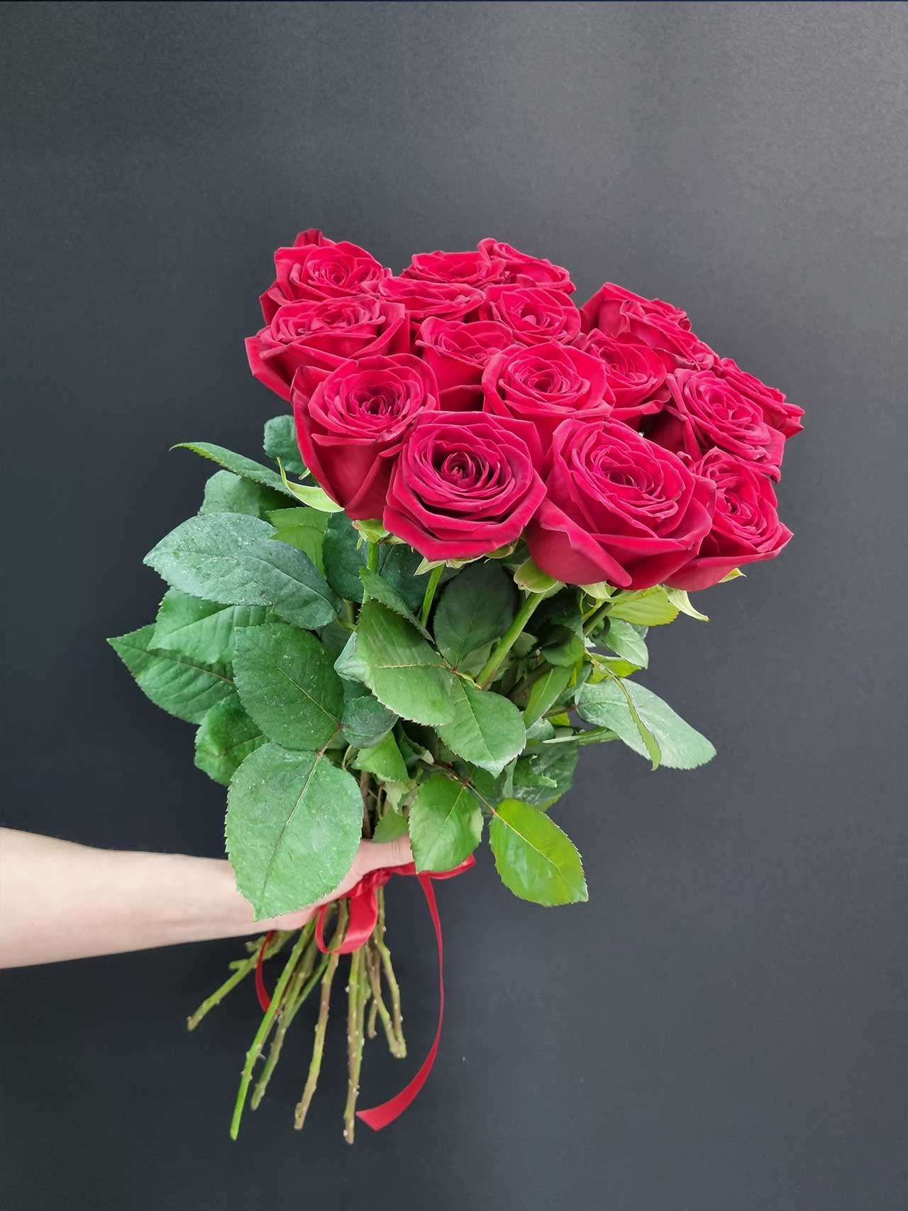 Букет «15 роз Red Naomi»