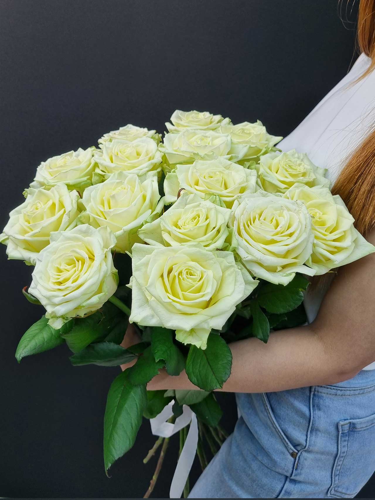 Букет «15 роз White Naomi»