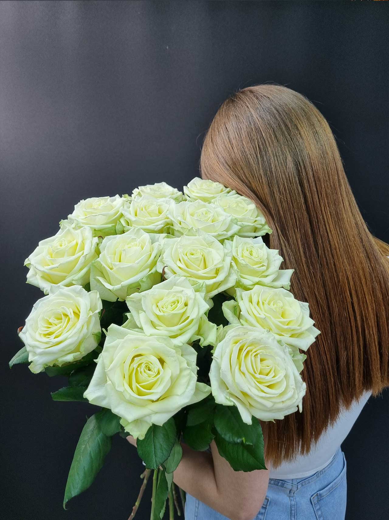 Букет «15 роз White Naomi»