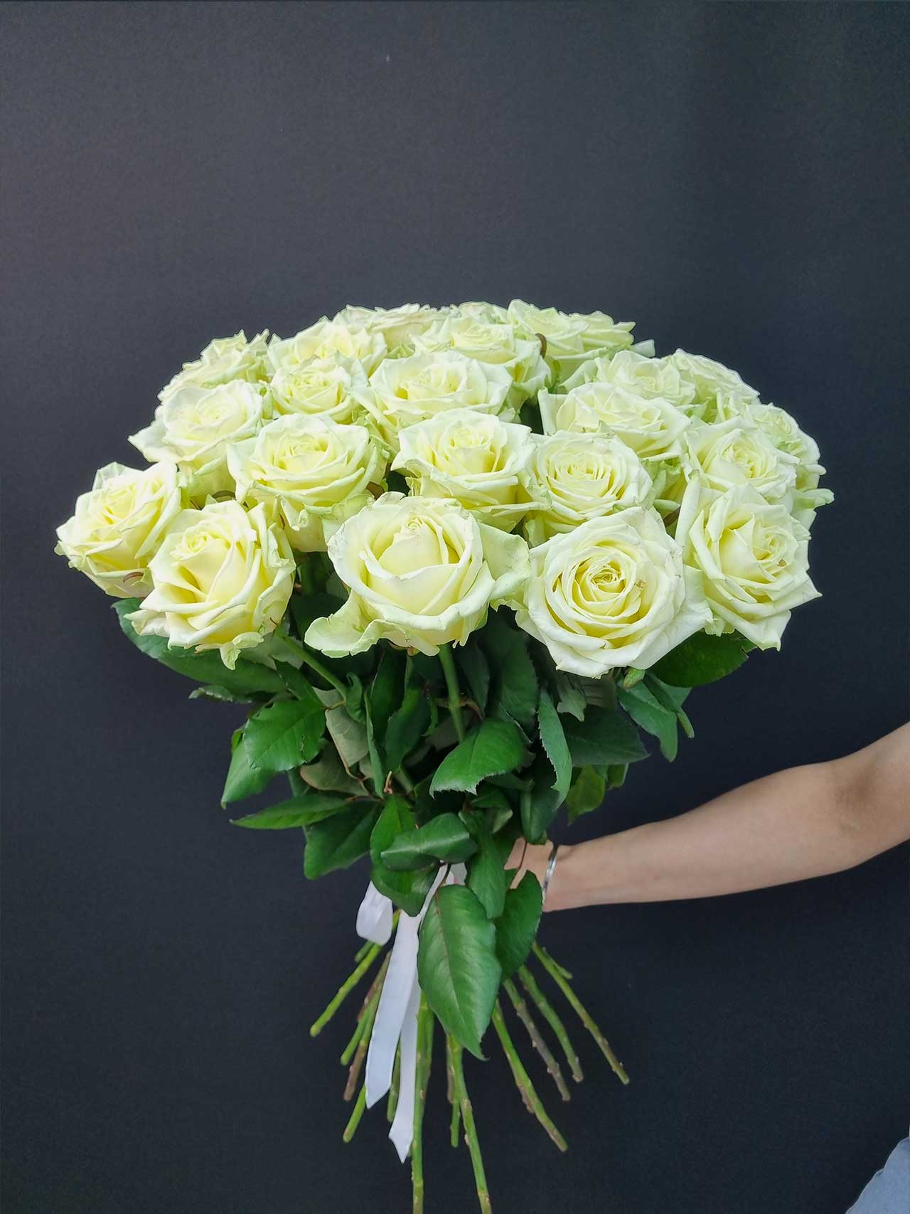 Букет «25 роз White Naomi»