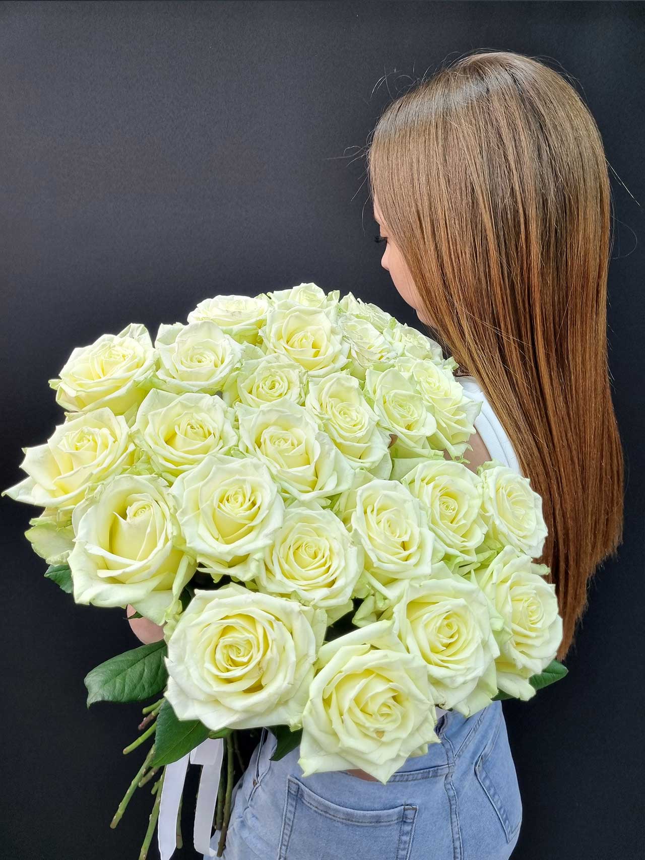Букет «25 роз White Naomi»