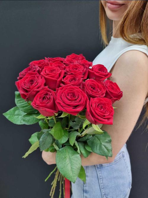 Букет «15 роз Red Naomi»