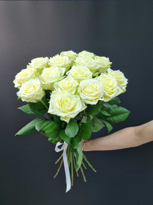 Букет «15 роз White Naomi»